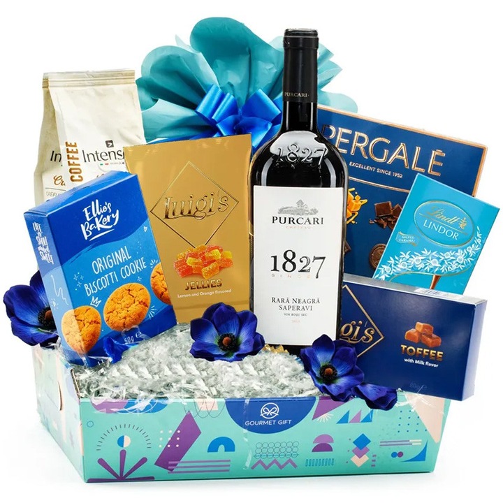 Pachet Cadou MAGIC, Vin rosu Purcari 0.75l; Panettone 500g; Tableta ciocolata Lindt 100g; Biscuiti Ellie's Bakery 80g; Jeleuri Luigi's 100g; Toffee Luigi's 80g; Praline Pergale 114g; Cafea Intenso 150g; Tavita cadou 26EMG19