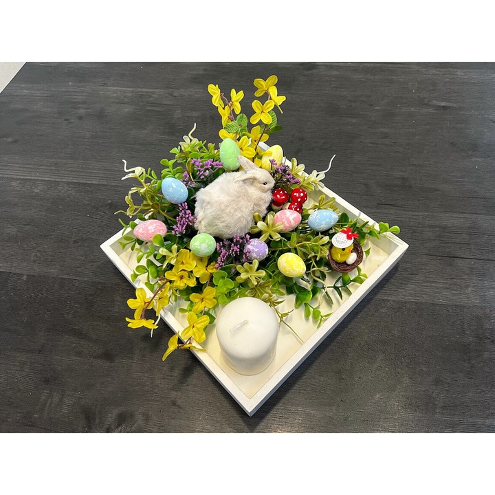 Aranjament floral de Paste, Dady, pe tava din lemn 25x25 cm, cu plante artificiale, oua, ciupercute, puisor, lumanare si iepuras cu blanita