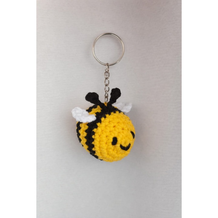 Breloc crosetat albinuta, handmade, cadou dragut pentru copii sau prieteni