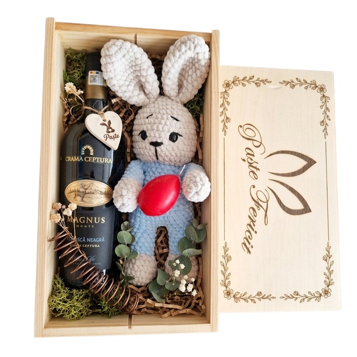 Set cadou Paste Fericit, vin rosu 0.75l, jucarie amigurumi handmade, lumanare sezon, cutie lemn natur gravata