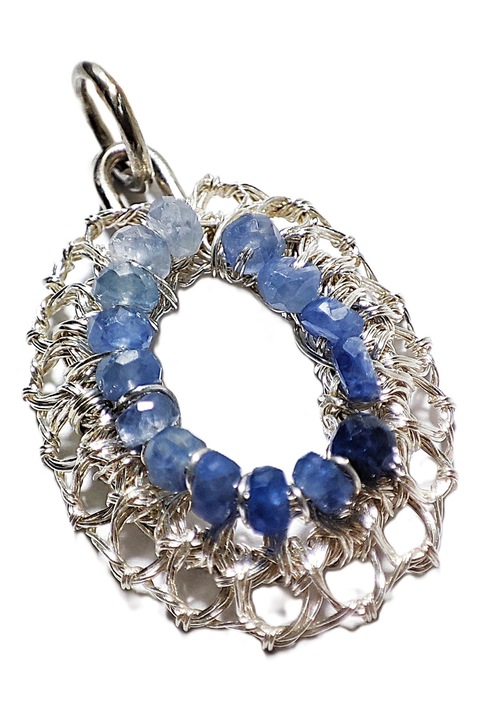 Pandantiv cu safire si Argint, pietre de safir semipretios prinse in fir de Argint 925 crosetat, Albastru, 3 cm