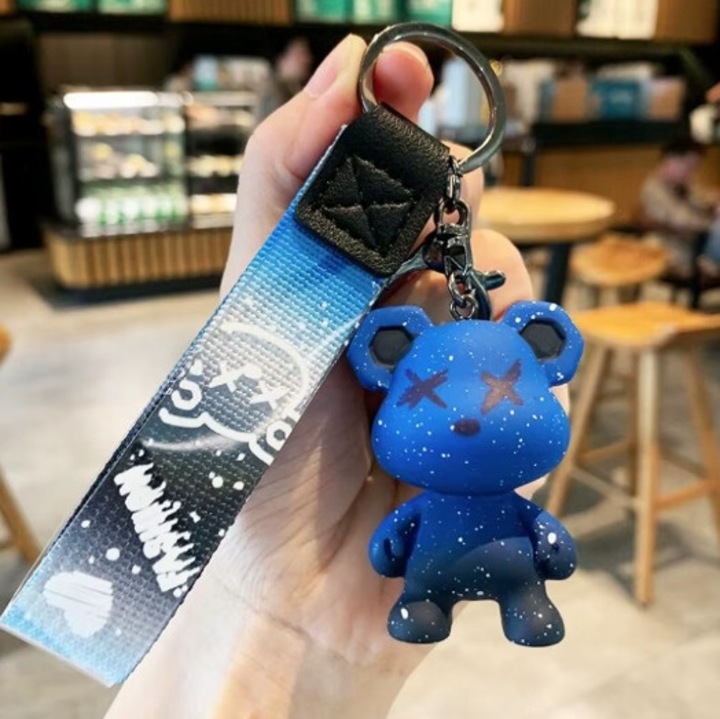 Kulcstartó maci figurával, modern design, többszínű, 10x5cm