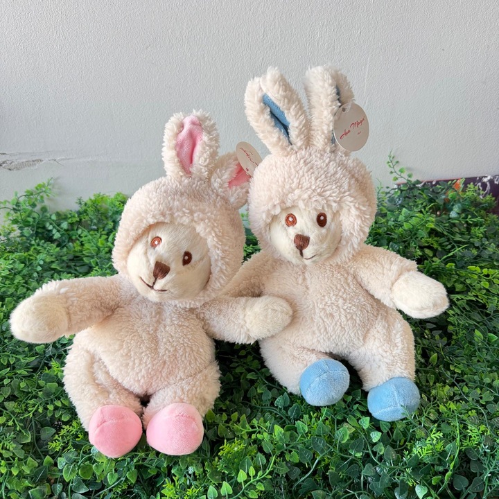 Set 2 ursuleti de plus transformati in iepurasi – jucarii Paste, plus moale cu gluga cu urechi