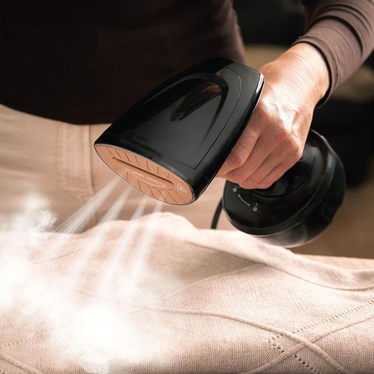 Aparat de calcat cu abur, 1600 W, debit de abur 25 g/min, rezervor de apa detasabil de 300 ml, perie de calcat cu abur verticala si orizontala, 2 duze incluse, 2 niveluri de putere, oprire automata, compact si usor, negru