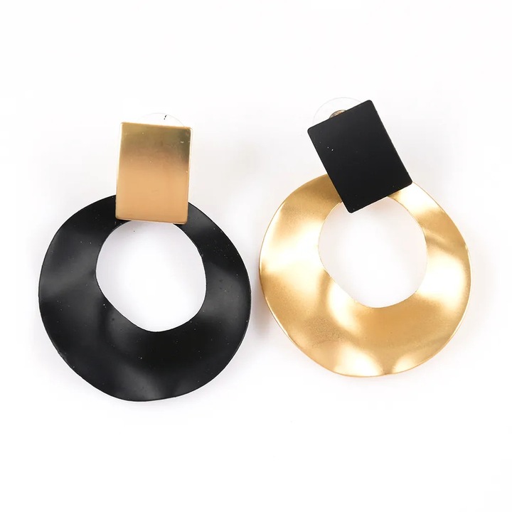 Cercei asimetrici aurii si negri cu design geometric