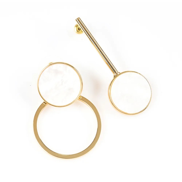 Cercei aurii eleganti cu model diferit