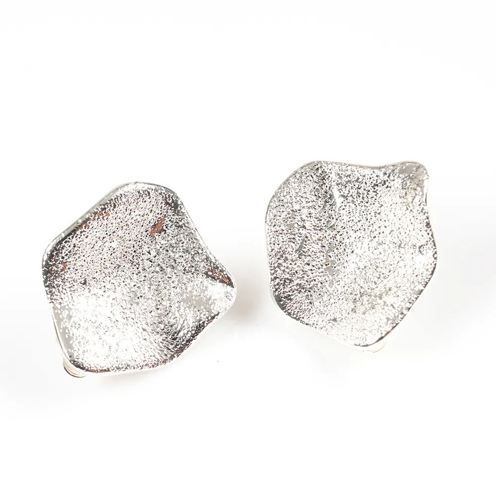 Cercei argintii cu design texturat