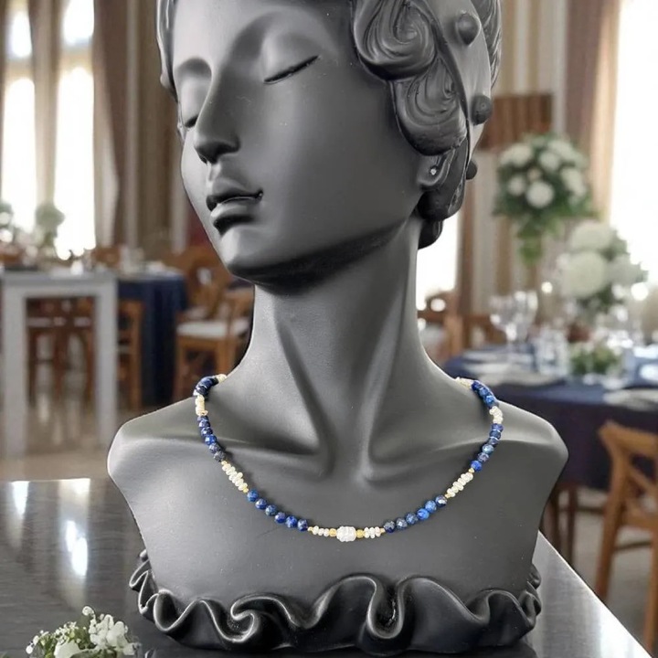 Colier elegant realizat manual din cristale de Lapis Lazuli fatetate si perle de cultura