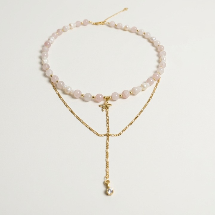 Colier multistrat din cuart roz, perle de cultura si argint placat cu aur – delicat, feminin si profund personal