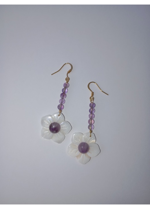 Cercei Floare Sidef cu Ametist, tortite placate cu aur, lungime 6 cm