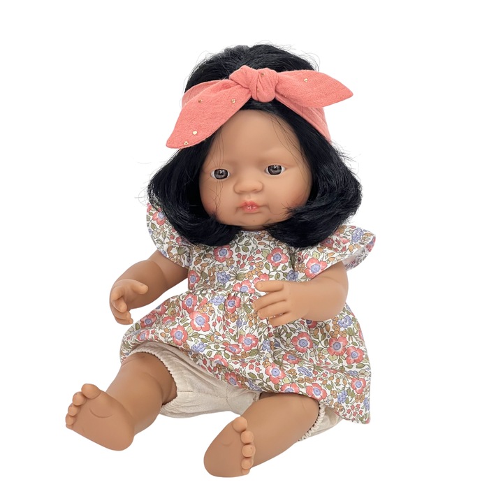 Minilend 38 cm latin-amerikai baba + Przytullale öltözködő készlet, barna, 38 cm