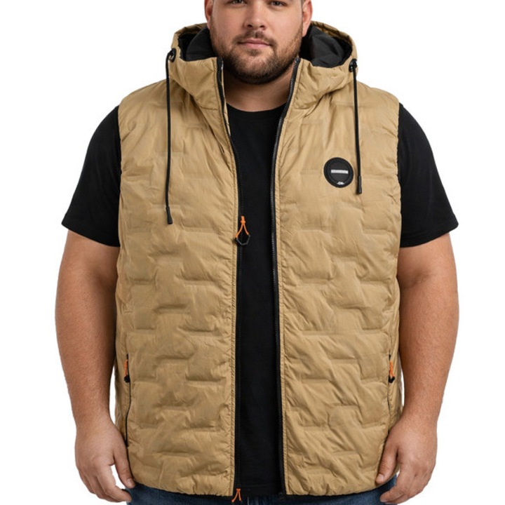 Vesta matlasata barbati PLUS SIZE cu gluga detasabila, culoare bej caramel, fermoar, stil sport-elegant, material 100% poliester, confort termic si libertate de miscare – Agrafka 5XL
