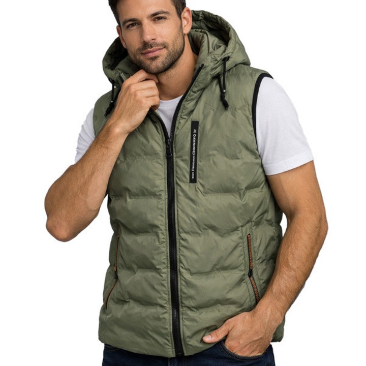Vesta matlasata barbati cu gluga detasabila, regular fit, culoare verde, fermoar integral, buzunare multiple, material 100% poliester, stil sport-elegant, ideala pentru sezon de tranzitie – Agrafka XXL