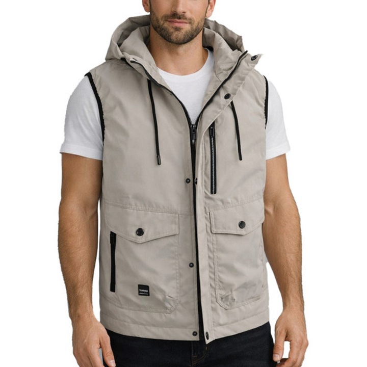 Vesta matlasata barbati cu gluga, croiala regular fit, culoare bej, inchidere cu fermoar si capse, buzunare multiple, material 100% poliester, stil casual-sport, ideala pentru sezonul de tranzitie – Agrafka XXL