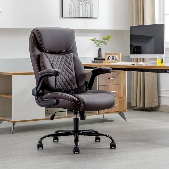 Scaun birou din piele maro, design ergonomic, suport lombar, perne groase, brate rabatabile