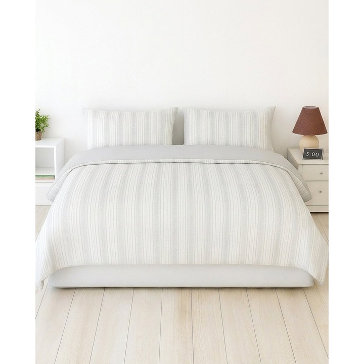 Lenjerie de pat pentru 2 persoane Stripes Urban Chic Home Still, bumbac 40%, microfibra 60%, tesatura ranforce, 132 GSM, cearsaf pilota 200x220 cm, cearsaf pat 220x240 cm, doua fete de perna 50x70 cm, 4 piese, gri deschis