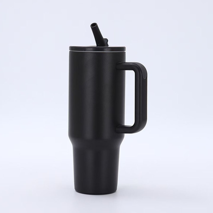 Termosz Bögre Fogantyúval és Szívószállal, Omelivon, 1200 ml, Hosszú Ideig Tartja a Hőmérsékletet, Duplafalú Hőszigetelés, Újrafelhasználható Szívószálas Fedél, Szivárgásmentes, Autós Pohártartóba, Rozsdamentes Acél, Ergonomikus, Fekete
