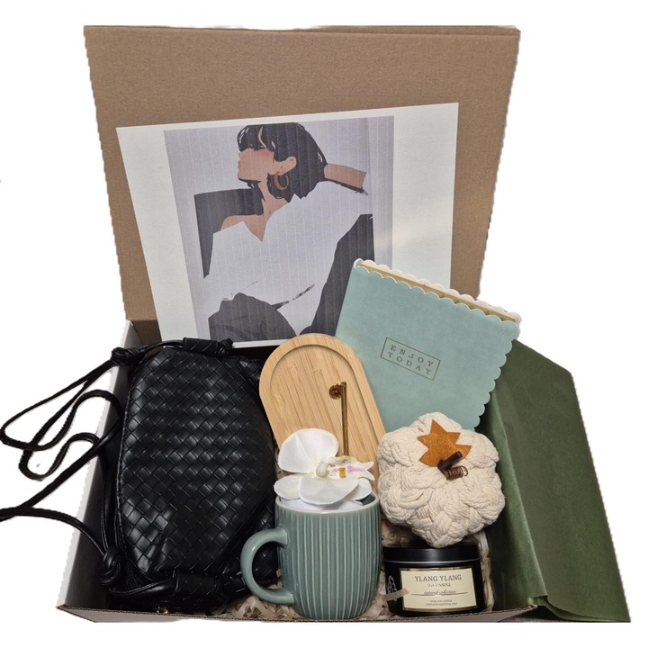 Cutie Cadou Eleganta „Enjoy Today” – geanta neagra din piele ecologica, lumanare parfumata, cana, suport tip tavita din bambus, lingurita aurie, decoratiune impletita dovleac, agenda cu coperta moale