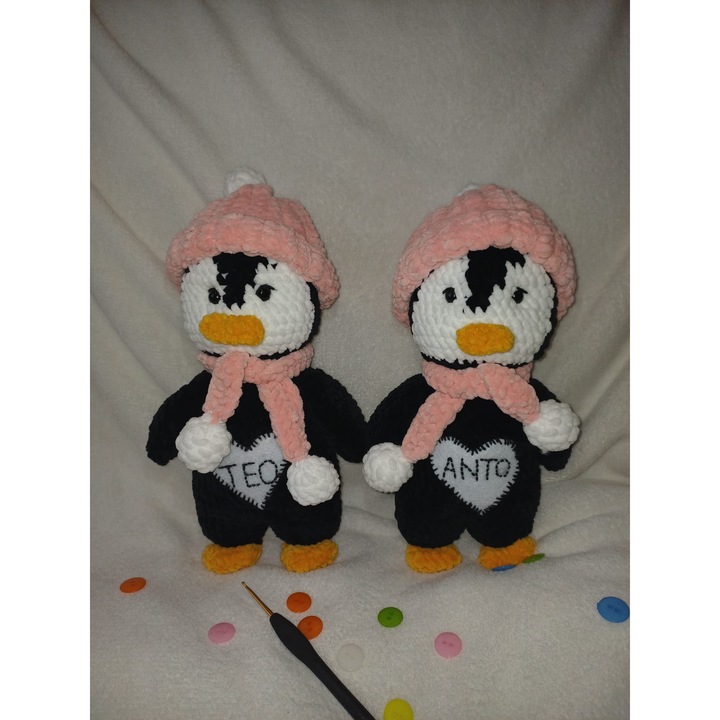 Pinguin jucărie pufoasă croșetat manual, alb-roz, set cadou personalizat