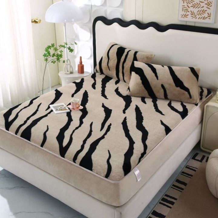 Husa de Pat cu Blanita Artificiala de Iepure 180x200 cm + 2 Fete de Perna 50x70 cm – Animal Print, Bej cu Negru