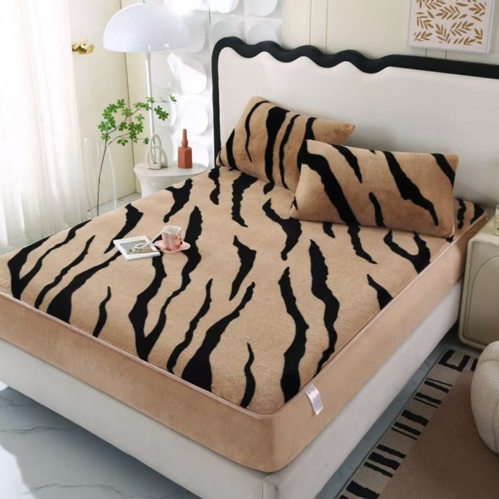 Husa de Pat cu Blanita Artificiala de Iepure 180x200 cm + 2 Fete de Perna 50x70 cm – Animal Print, Maro cu Negru