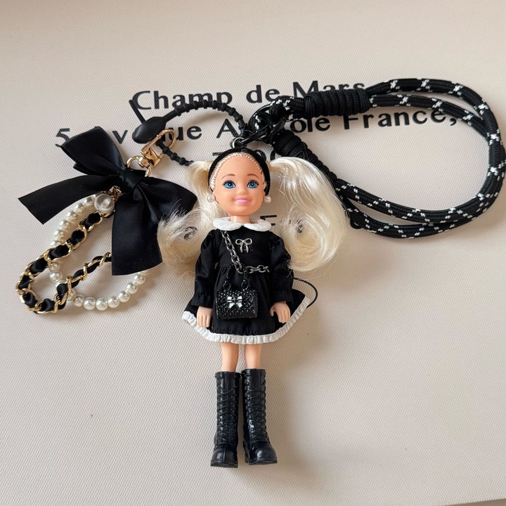 Breloc Papusa Cartoon, Accesoriu Geanta Handmade din Rasina, Design Elegant, Usor si Durabil