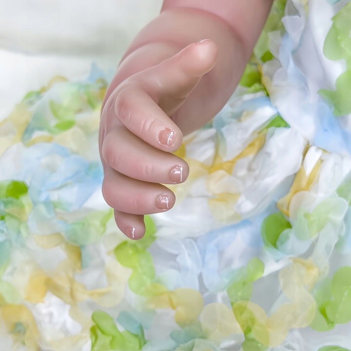 Papusa Reborn, 55 cm, detalii realiste, culoare verde, set complet cu haine si accesorii