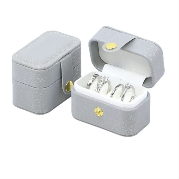 Cutie bijuterii mica, gri, 6x4x4.5cm, design elegant si compact, pentru inele, cercei si coliere