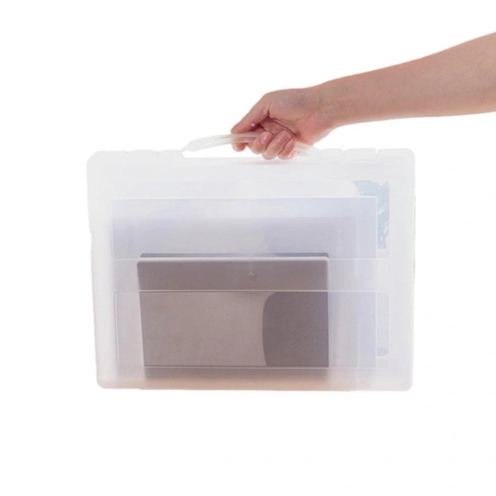 PP hordozható irattároló doboz, átlátszó, A4-es dokumentumokhoz, 35.5x27.5x4.1cm, ergonomikus fogantyúkkal, 1 db-os készlet.