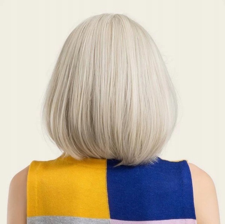 Peruca scurta pentru femei, NCDSHAIR, par sintetic blond, cu breton, marime medie, set cu boneta.