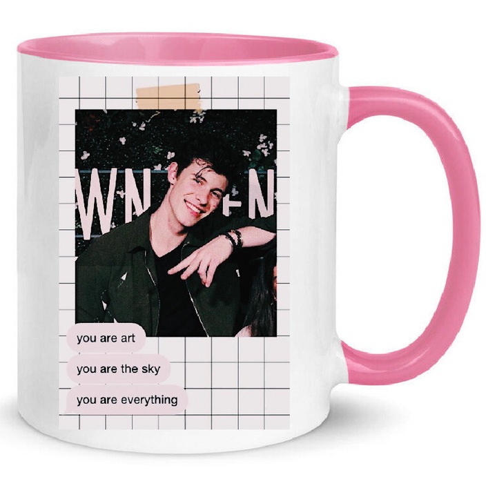 Cana Shawn Mendes No8, 330ml, ceramica premium, alb si roz, design modern, lavabila la masina de spalat.