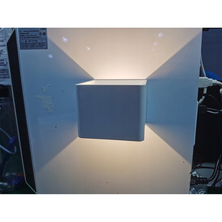 Бяла LED апликация със сензор за движение, 4000 mAh батерия, USB зареждане, размери 10x10x8cm