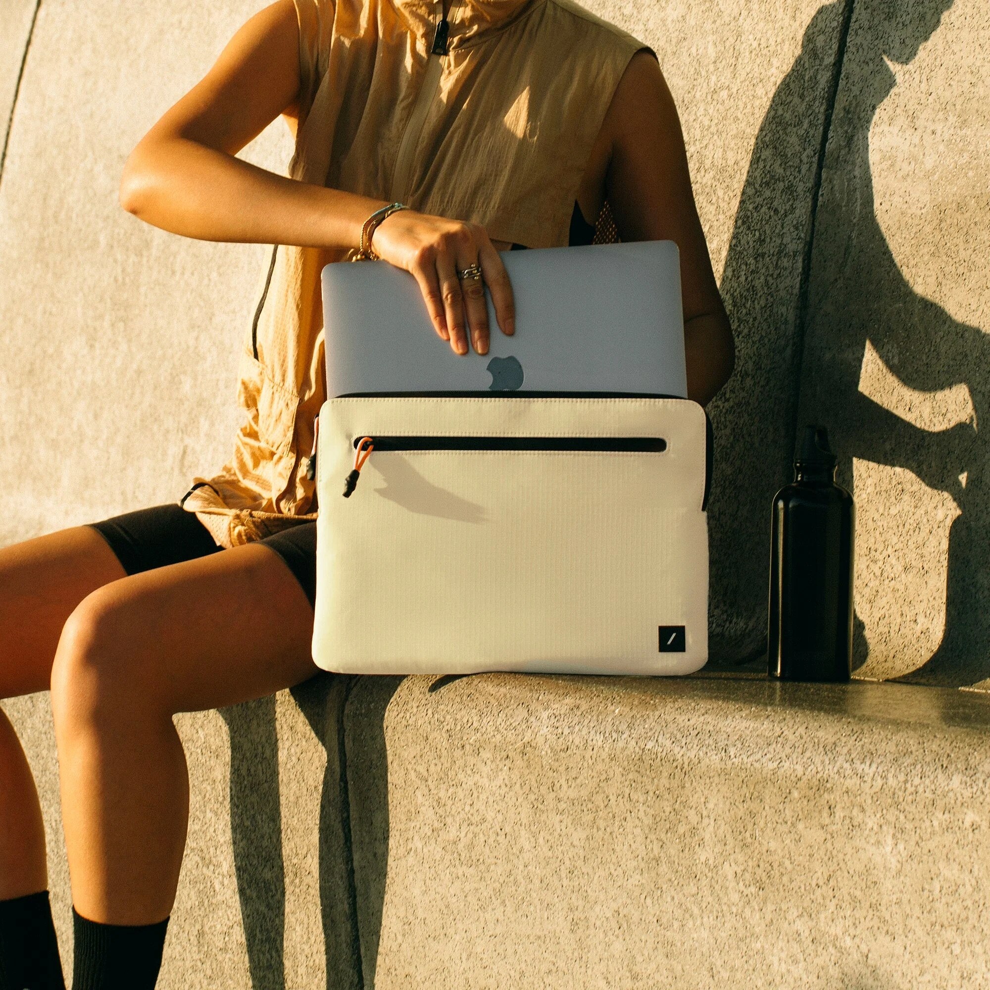 Etui laptop set Native Union Ultralight pentru MacBook 14", material reciclabil, impermeabil, 35,1x25,2x1,1cm
