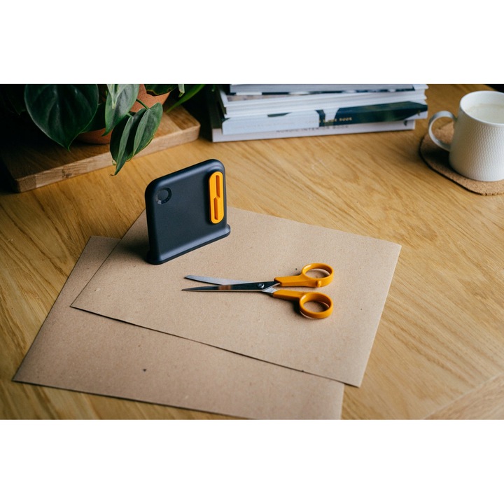 Fiskars Functional Form Clip-Sharp Eco ollóélező, kompakt, könnyen használható (ollóélező), Fekete/Narancssárga, 1 db