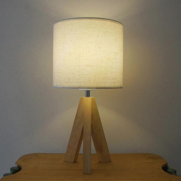 Veioza moderna cu baza din lemn, abajur din tesatura alba, design compact, iluminare calda