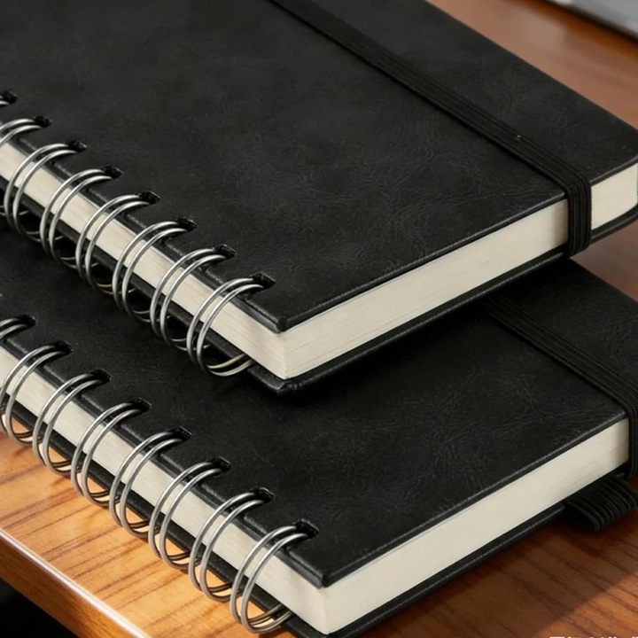 Caiet spiralat personalizabil, 100 coli, dimensiune 145x215mm, legare durabila, sigiliu cu panglica