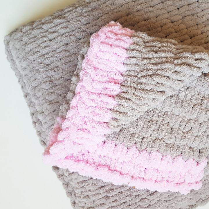 Set culcus si paturica pentru pisici si caini, Blanosic, Lucrat manual, Bej Roz, 50x50 cm / 50x40 cm