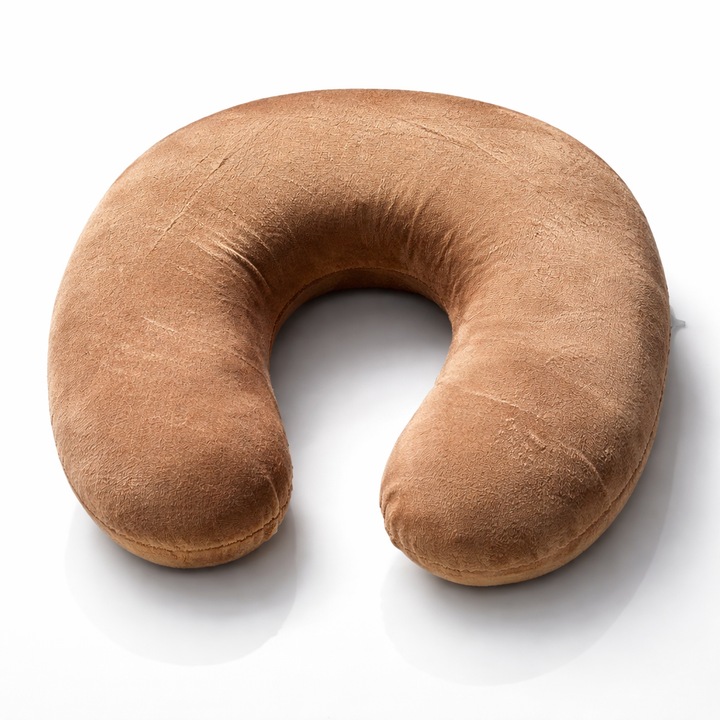 Perna pentru gat ergonomica, memory foam, maro, husa detasabila cu fermoar, confort sporit, ideala pentru avion, masina sau birou