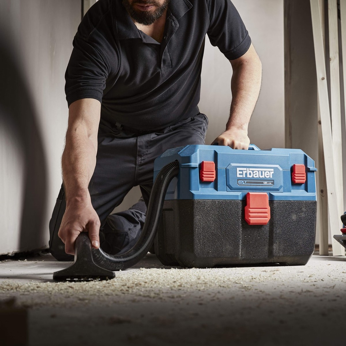 Aspirator umed-uscat Erbauer 18V, 14 l - Performanta si Mobilitate