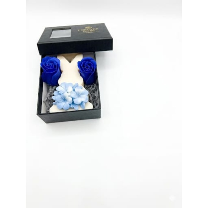 Set Cadou Artizanal "Pure Floral" – Lumanare Parfumiera Iepuras si Flori din Ceara de Soia Naturala (120g), 2 Trandafiri de Sapun si Punguta Cadou Inclusa, Albastru