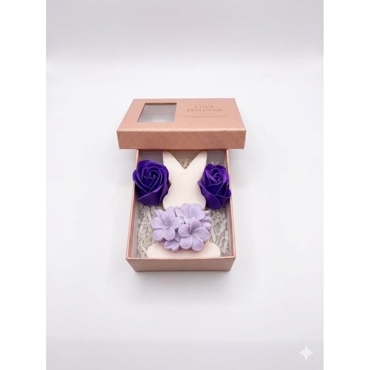 Set Cadou Artizanal "Pure Floral" – Lumanare Parfumiera Iepuras si Flori din Ceara de Soia Naturala (120g), 2 Trandafiri de Sapun si Punguta Cadou Inclusa, Mov