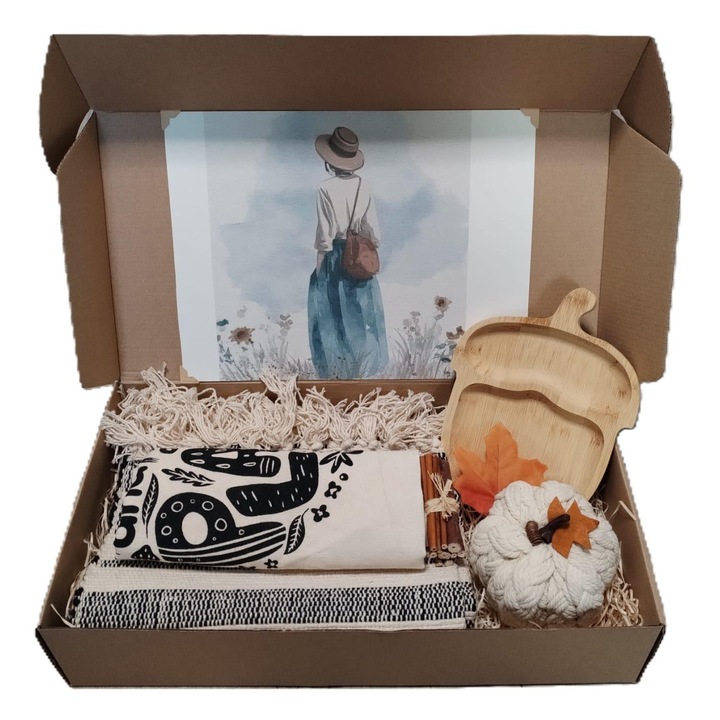 Cutie cadou– stil natural si elegant, covor mic cu franjuri, sacosa, tavita servire forma aluna, decoratiune impletita dovleac