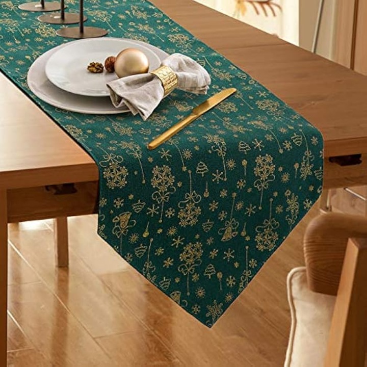 Asztalterítő, 30x180cm, karácsonyi tematikus design, fenyőfákkal és bojtos díszítéssel, zöld