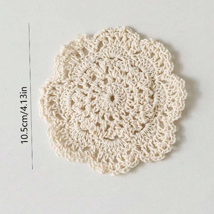Set 10 servete din bumbac crosetate manual, model floral, alb si bej, diametru 10.5cm