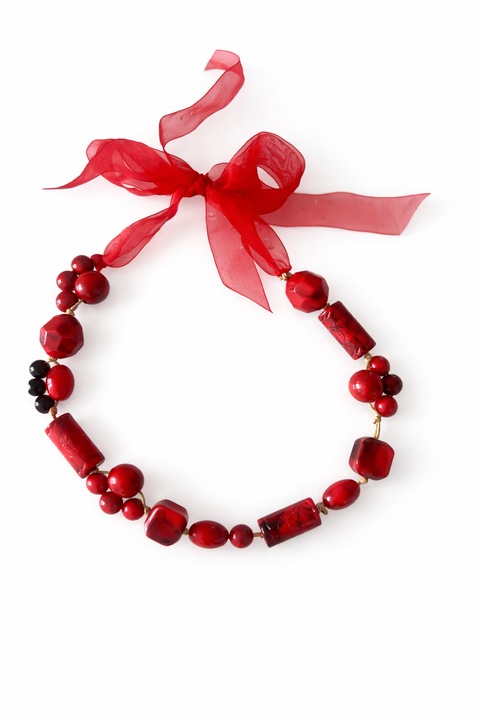 Colier Statement Rosu cu Margele Decorative si Panglica Organza – Accesoriu Elegant Dama