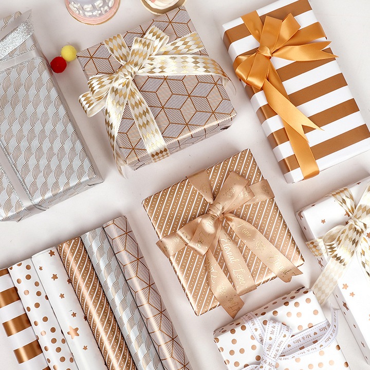 Hartie de ambalare cadouri metalizata aurie, 3x0.43m, modele variate, set