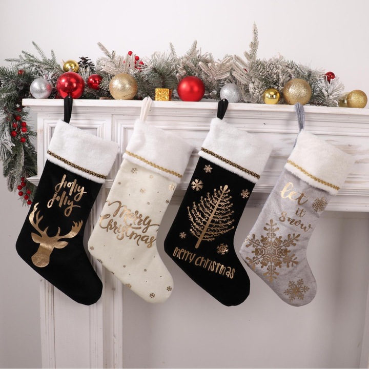 Set 4 decoratiuni de Craciun, fulgi de zapada brodati, brazi de Craciun, ciorapi din plus alb, saci de cadouri, saci pentru bomboane