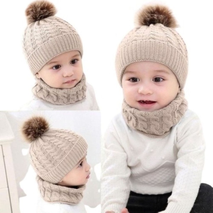 Set caciula si fular tricotat pentru bebelusi, cu pompoane din blana artificiala, bej, dimensiuni caciula 15x22cm, fular 15x17cm