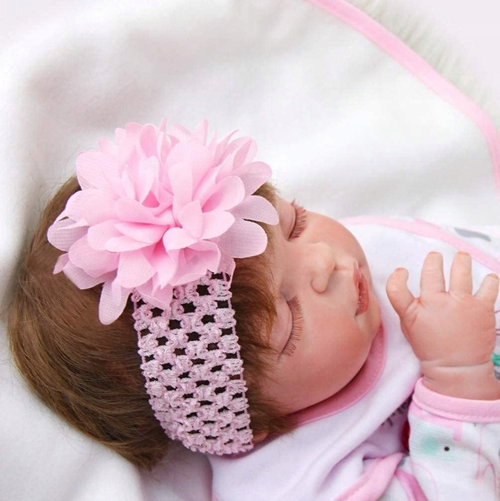 Papusa Reborn Ziyiui, 57 cm, set cu accesorii, silicon vinil, ochi inchisi, 1,6 kg