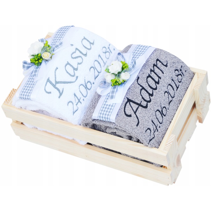 Set prosoape cu broderie, OP, alb si gri, 50x100cm, cutie din lemn 36x20x12cm